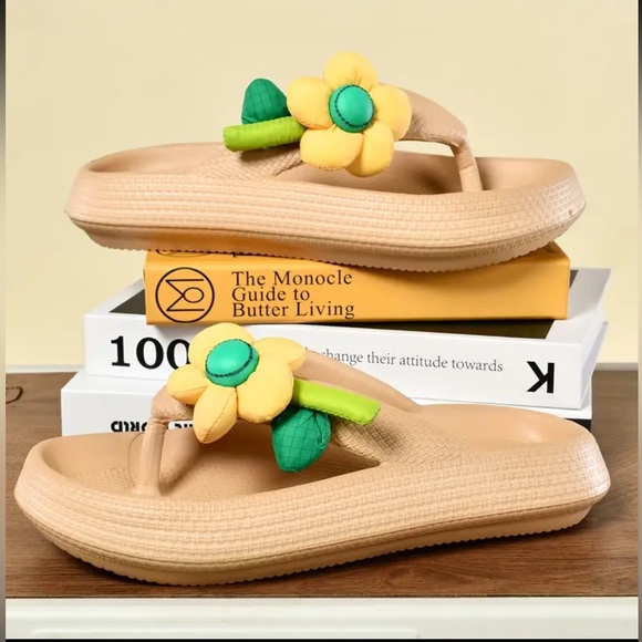 The Real Clean Company Shoes - Women’s Vibrant Khaki and Yellow Flower Sandals New Boutique